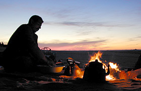 Westsahara, Tunesien: Meharee im Dnenmeer - Teezubereitung am Lagerfeuer