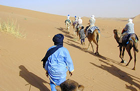 Westsahara, Tunesien: Meharee im Dnenmeer - Meharee ber Sanddnen